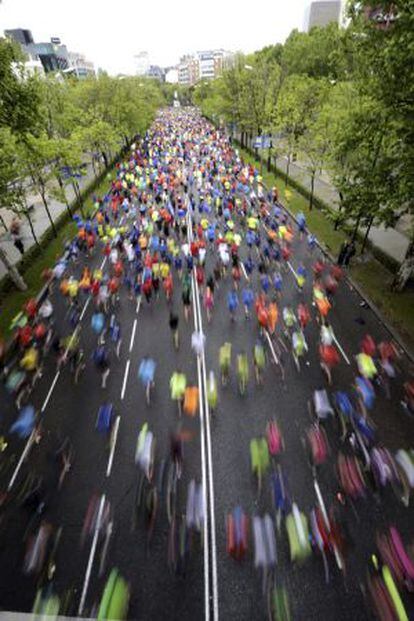 Participantes en el maratón de Madrid corren por el Paseo de la Castellana