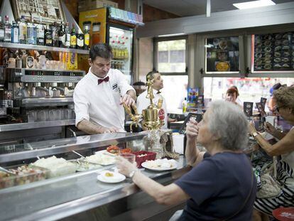 Un camarero en la barra de un bar de Sevilla.