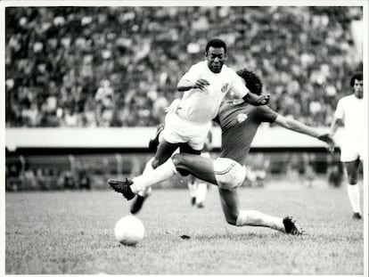 Pelé, durante un encuentro con el Santos.