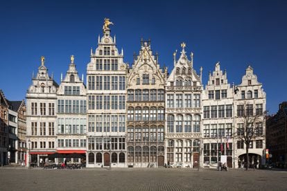 La segunda ciudad de Bélgica, con apenas medio millón de habitantes, siempre ha vivido un poco ajena y de espaldas al turismo. Pero en los últimos años se ha convertido en un imán para la gente joven y los amantes de la moda, que acuden en tropel a las 'boutiques' de los diseñadores locales, así como a las tiendas de ropa <i>vintage</i> que proliferan en el centro. Sus calles medievales, sus monumentos renacentistas y su animada vida nocturna hacen de <a href="https://elviajero.elpais.com/elviajero/2018/06/20/actualidad/1529502758_680273.html" target="_blank">esta coqueta ciudad flamenca</a>, en la que la bicicleta es casi indispensable, un destino en auge.