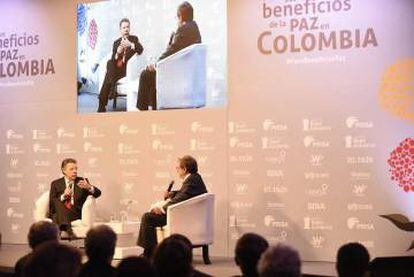 El presidente de Colombia, Juan Manuel Santos, conversa con el presidente del Grupo PRISA, Juan Luis Cebri&aacute;n, durante el foro celebrado en Bogot&aacute;. 