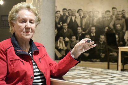 Catalina Quiñones, sobrina de Ramón Arias, muestra la medalla que llevaba en el bolsillo cuando lo mataron y que ha servido para identificarle 82 años después.