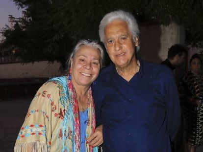 Chiquetete, junto a su pareja Carmen Gahona, en un homenaje a la madre del artista el pasado verano.