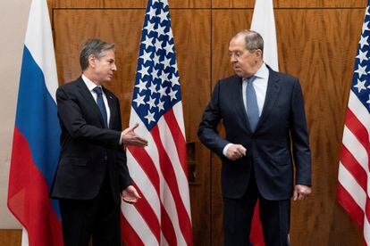 El secretario de Estado de EE UU, Antony Blinken (izquierda), saludaba el pasado viernes al ministro de Exteriores ruso, Serguéi Lavrov, en Ginebra (Suiza).
