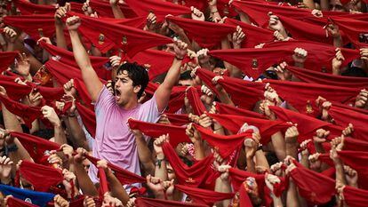 Pañuelos rojos alzados este martes en Pamplona.