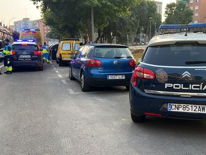 Policía Local, Nacional y Summa, en el lugar de la agresión machista, el número 7 de la calle de Teruel de Móstoles.
