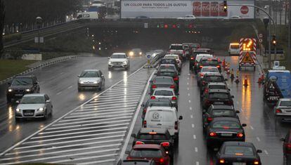 Atascos por el corte de los accesos al túnel de Plaza de Castilla de Madrid.