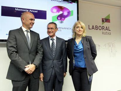 Presentación en Laboral Kutxa de la memoria de Gaztenpresa, con el consejero Angel Toña en el centro.