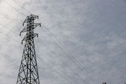 Una torre de red eléctrica de transporte de energía en un barrio de Bilbao.