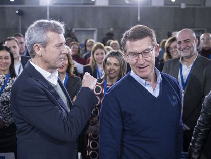 El presidente del PP, Alberto Núñez Feijóo (derecha), y el presidente del PP de Galicia, Alfonso Rueda, el 21 de enero, durante la clausura la XXVI jornada interparlamentaria del PP en Ourense.