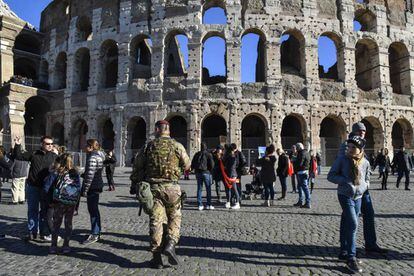 Soldados italianos patrullan el Coliseo, en el centro de Roma, este jueves.