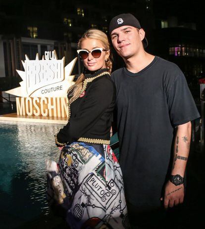 Paris Hilton y su novio, Chris Zylka, en una fiesta de Moschino celebrada en el hotel Eden Roc de Miami Beach.