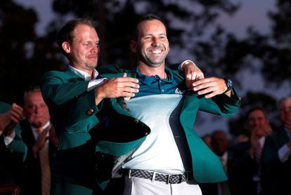 Sergio García sonríe con la 'chaqueta verde' que lo reconoce como el ganador del Masters de Augusta de 2017, el 9 de marzo de 2017.