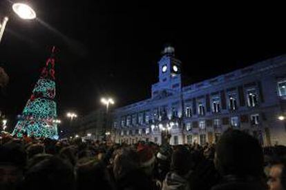 Miles de personas se concentran en la madrileña Puerta del Sol para celebrar la Nochevieja. EFE/Archivo