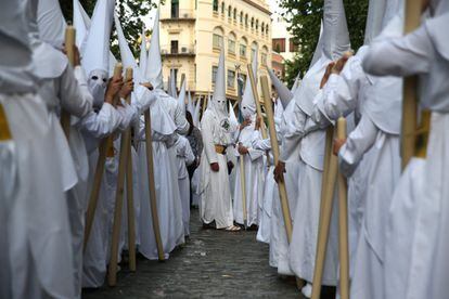 La hermandad de San Gonzalo participa en una procesión por las calles de Sevilla, el 18 de abril.