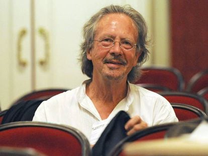El escritor Peter Handke asiste a un ensayo de una de sus obras teatrales en Salzburgo, Austria, en agosto de 2009. 