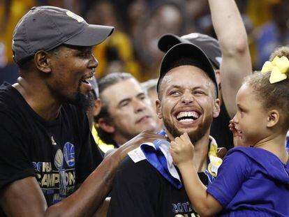 Kevin Durant, junto a Curry y su hija.