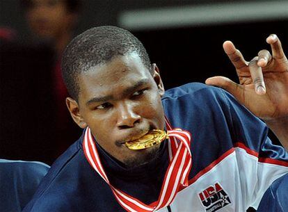 Kevin Durant muerde la medalla de oro del Mundial de Turquía.