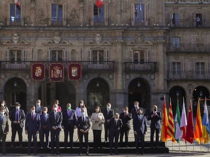 El rey Felipe y el presidente del Gobierno, Pedro Sánchez, junto a los presidentes autonómicos.