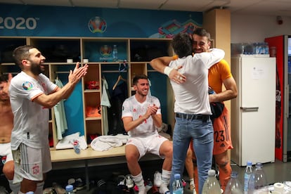 Luis Enrique hugs Unai Simón in the Copenhagen dressing room against Oyarzabal, Jori Alba and Laporte.