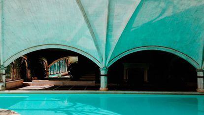 Piscina climatizada del hotel Landa, cerca de Burgos, bajo una bóveda de estilo gótico acristalada con forjados modernistas.