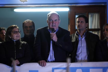 El empresario ultraconservador Rafael López Aliaga habla durante un acto en Lima (Perú).