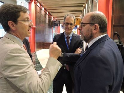 José Miguel Cisneros, vicepresidente de la Seimc (izquierda), habla con Carlos Moreno, director general de Ordenación Profesional de Sanidad, ante la mirada de Rafael Cantón, presidente de la sociedad.