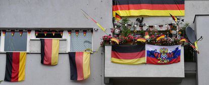 Banderas alemanas y una bandera de la federación rusa ondean en un balcón en Berlín con motivo de la Copa Mundial de Fútbol.