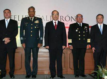 Felipe Calderón (centro), posa con los integrantes de su futuro gabinete de seguridad.