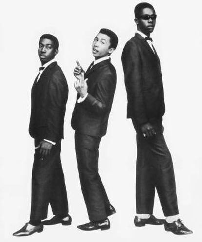 Bob Marley (en el centro) posa en 1964 junto a sus amigos de los Wailers, Bunny Wailer y Peter Tosh.