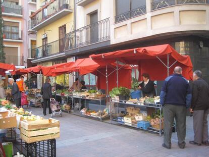  La Seu té dos dies de mercat setmanal i una tradició molt arrelada, que dibuixa el seu skyline social. 