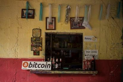 La pequeña tienda de Roxana a la orilla del mar en playa El Zonte, recibe Bitcoin desde esta semana.