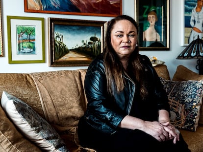 La escritora cubana Zoé Valdés, en su casa cerca de París.