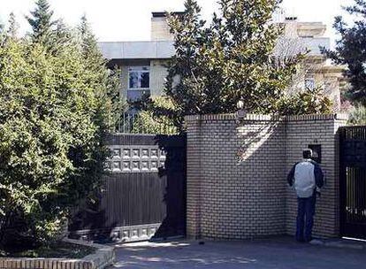 Entrada del chalé en el que vivía el millonario y donde cayó mortalmente herido.