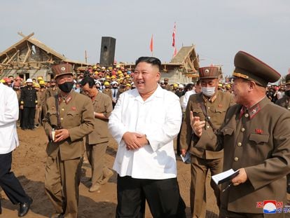 El líder norcoreano, Kim Jong-un, supervisa una zona inundada por un tifón en septiembre de 2020.