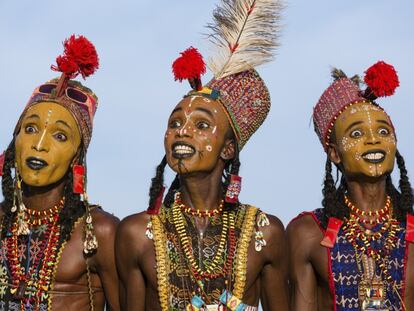 La tribu nómada de los wodaabes apacienta el ganado en el desierto del Sahel, desde el norte de Camerún hasta Chad, Níger y el noreste de Nigeria. Cruzan países desgarrados por la sequía, la pobreza y la guerra, cobijándose en las estructuras más básicas con sus escasas posesiones, y dependen por completo de sus animales para sobrevivir. Pero, a pesar de la dureza de su entorno, lo que más aprecian los wodaabes es la belleza, y una vez al año, los hombres visten elaborados trajes, se maquillan el rostro y bailan durante horas con la esperanza de encontrar el amor. No es el lugar en el que uno esperaría encontrar personas obsesionadas por la estética. Pero cuando acaba la estación lluviosa, se reúnen para celebrar la belleza en el Gerewol, una ceremonia de cortejo de una semana, que da la vuelta a las nociones occidentales de política sexual. La de los wodaabes debe de ser de las pocas culturas africanas que permiten a las chicas tomar la iniciativa y escoger prometido; e incluso las casadas tienen derecho a tomar como compañero a un hombre distinto. En esta imagen, tres hombres wodaabes efectúan su danza ritual, el yaake, como parte del Gerewol.