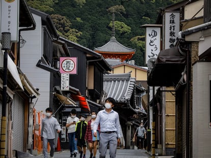 Personas con mascarillas caminan cerca del templo de Kiyomizudera, en Kioto, oeste de Japón.