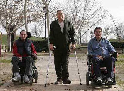 De izquierda a derecha, Juanjo, Agustín y Mariano, tres enfermos de ELA, el pasado domingo en Madrid.