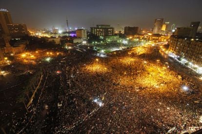Miles de personas se concentran en la plaza de la Liberación convocados por los Hermanos Musulmanes para protestar contra la junta militar que rige el país desde la marcha de Mubarak.
