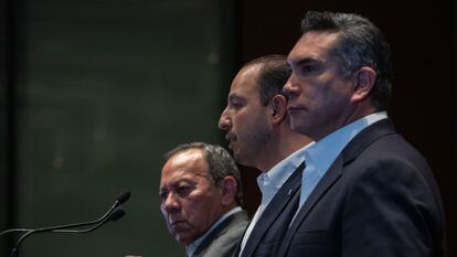 Los dirigentes del PRD, PAN y PRI, de izquierda a derecha: Jesús Zambrano, Marko Cortés y Alejandro Moreno, durante una conferencia de prensa en Ciudad de México el 2 de mayo de 2022.