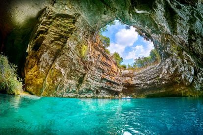 Melisani (Grecia). En 1953, un terremoto hizo que se derrumbara parte del techo de esta cueva en la isla griega de Cefalonia. Desde entonces los rayos del sol se abren paso a su interior, donde ilumina un bello lago azul que se puede recorrer en barca de remos.  