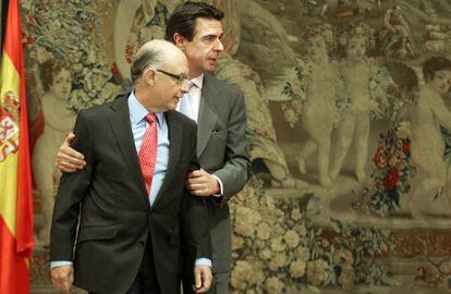 Toma de posesión del gobernador del Banco de España, Luis María Linde. En la imagen, Cristóbal Montoro y José Manuel Soria, el 26 de junio de 2016.