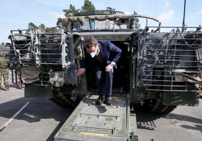 Hendrick Wüst, primer ministro de Renania del Norte-Westfalia, visita un blindado Puma en marzo de 2022.  