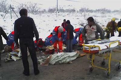 Los servicios de emergencia auxilian a los accidentados en Villena.