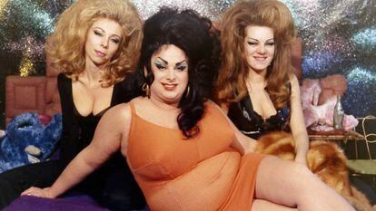 Divine (centro) junto a sus compañeras de reparto de 'Cosas de hembras' (1974), Susan Walsh y Cookie Mueller.