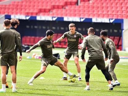 Trippier (en el centro) junto a Luis Suárez y demás compañeros en el entrenamiento del Atlético del viernes.