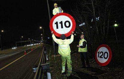 Cambio de las señales de tráfico que limitan la velocidad a 110 km/ h, por las de 120, en la N- II de Madrid.