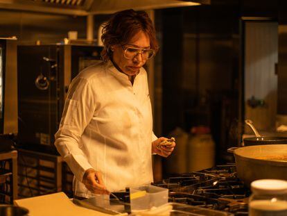 Leonor Espinosa en la cocina de su restaurante Leo, en Bogotá.