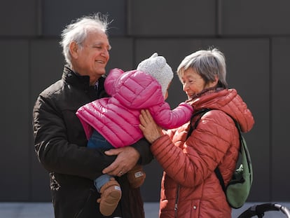 Xavier y Anna Maria, familia de acogida de emergencia, en un parque de Barcelona.