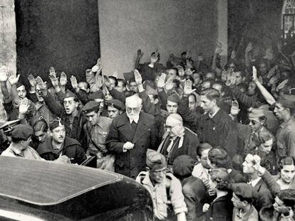 Unamuno, con barba, saliendo del Paraninfo de la Universidad de Salamanca tras el enfrentamiento con Millán Astray, el 12 de octubre de 1936.